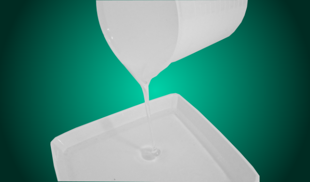 接着剤を注ぐ写真